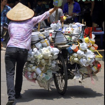 Een rijdende winkel, Hanoi.